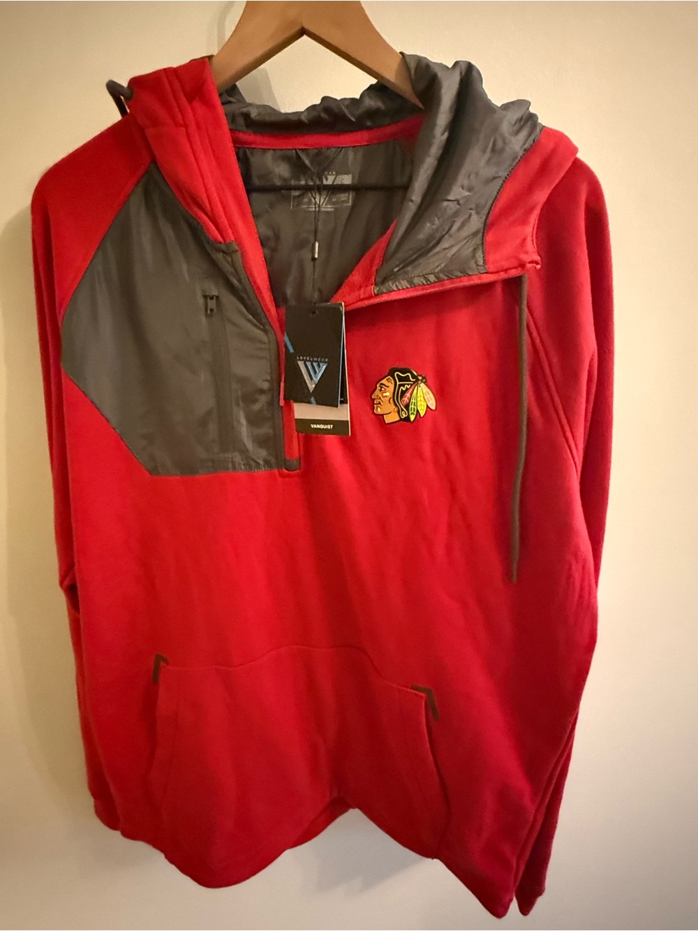 Chicago Blackhawks Vanquish Red Performance Hoodie Pullover NWT Large